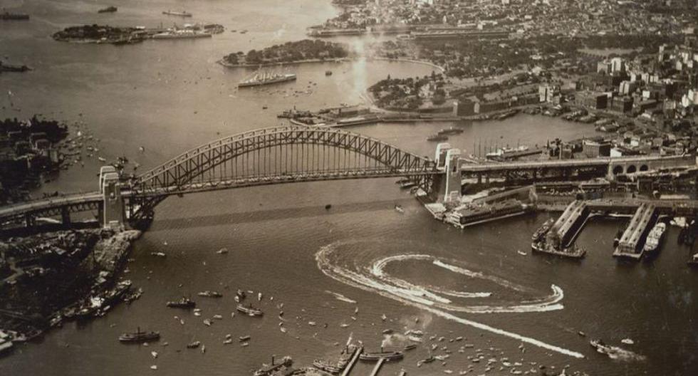 Vista aérea del Puente de la Bahía de Sídney, inaugurado oficialmente el 19 de marzo de 1932 (Foto: Librería Nacional de Australia))