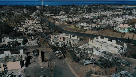 Casas y vehículos destruidos después de que un incendio forestal impulsado por el viento arrasara desde las colinas a través de los vecindarios hasta el Océano Pacífico, como se ve después de los incendios forestales de Maui en Lahaina, Hawái. (Foto de Patrick T. Fallon / AFP)