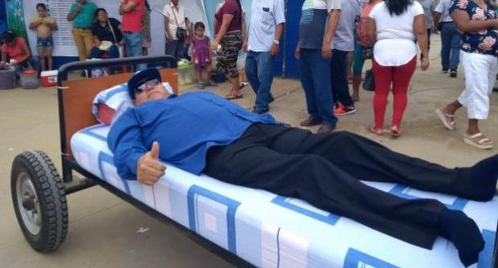 Jean Saavedra sorprendió a muchos al asistir a su local de votación en una cama rodante. (Foto: Facebook)
