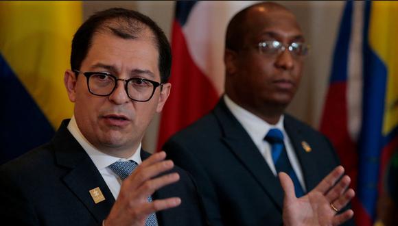 El fiscal general de Colombia, Francisco Barbosa (izquierda), habla junto al fiscal general de Panamá, Javier Caraballo, durante una reunión de fiscales y fiscales generales en Playa Bonita, cerca de la ciudad de Panamá, el 30 de agosto de 2021 (Foto: ROGELIO FIGUEROA / AFP)