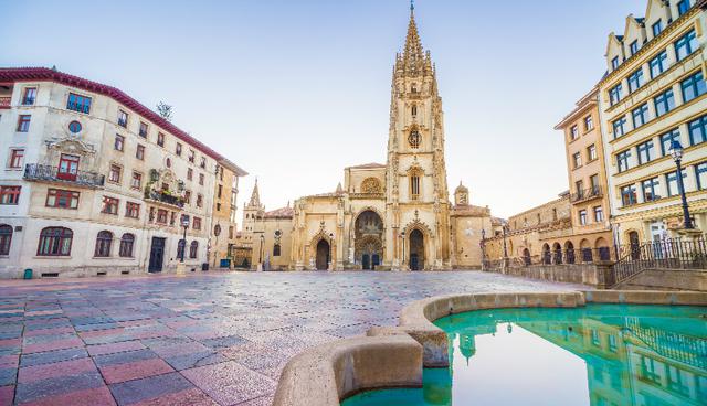 Empieza tu ruta en la Catedral de San Salvador, de estilo gótico y coronada por una impresionante torre. (Foto: Shutterstock)