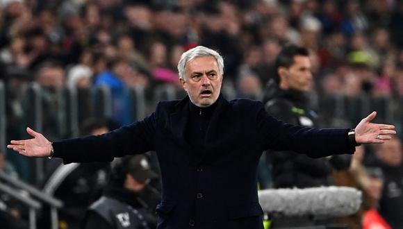 Roma's Portuguese coach Jose Mourinho reacts from the technical area during the Italian Serie A football match between Juventus and Roma at the Allianz Stadium in Turin, on December 30, 2023. (Photo by Isabella BONOTTO / AFP)