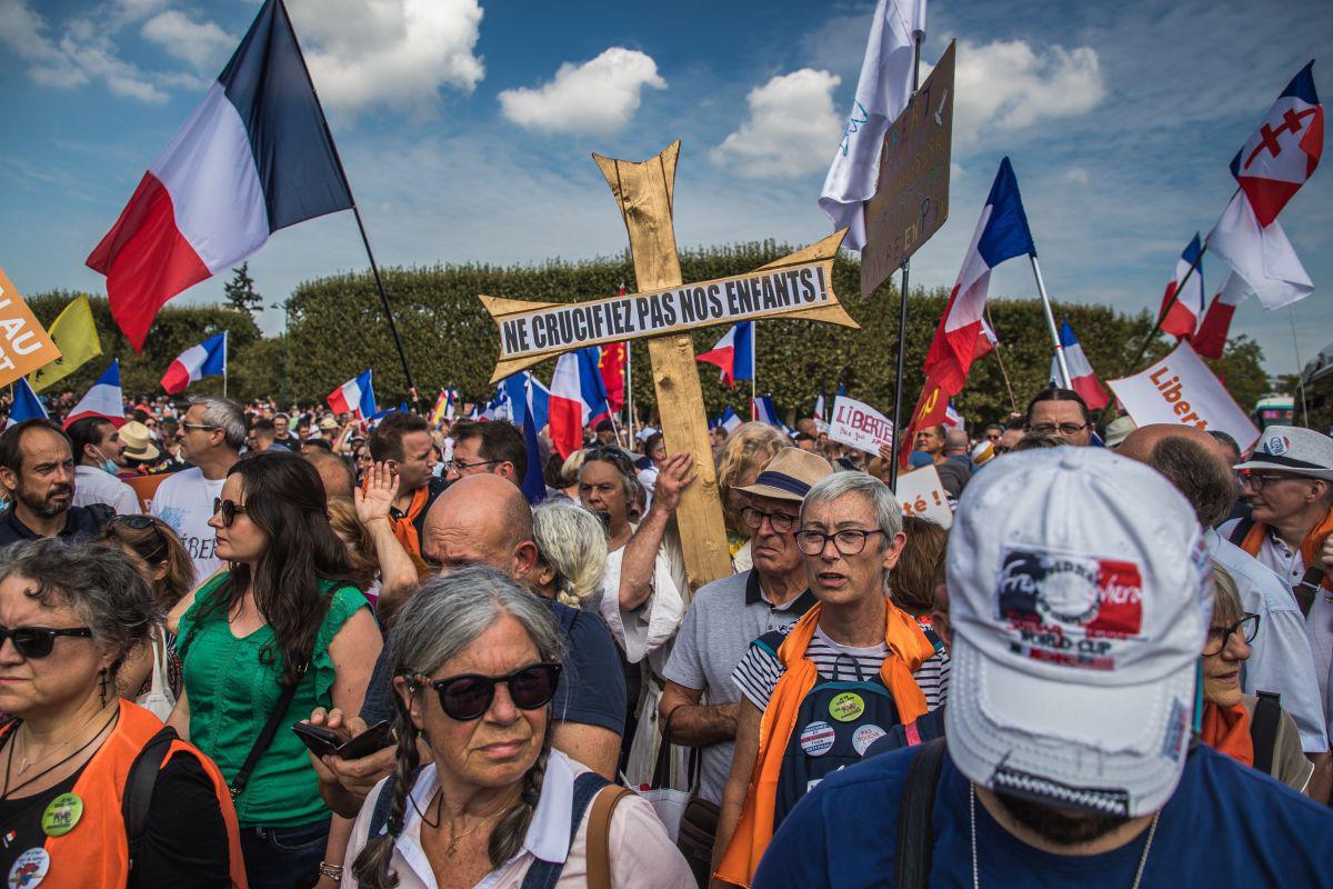 Miles de personas protestan en París (Francia) contra el pasaporte sanitario impuesto por el gobierno de Emmanuel Macron. (EFE/EPA/CHRISTOPHE PETIT TESSON).