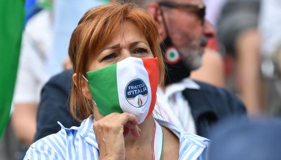 Una mujer que usa mascarilla facial con los colores de la bandera  de Italia asiste a una manifestación de la Liga en la Piazza del Popolo en Roma. (Foto por Tiziana FABI / AFP).