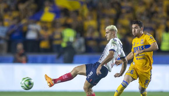 Tigres' Mexican midfielder Juan Vigon (R) fights for the ball with Monterrey's Argentine forward German Berterame (L)during the Mexican Clausura football tournament match between Tigres and Monterrey at Universitario stadium in Monterrey, Mexico, on May 17, 2023. (Photo by Julio Cesar AGUILAR / AFP)