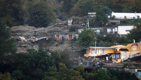 Una vista de un edificio colapsado tras un deslizamiento de tierra en la isla vacacional italiana de Ischia, Italia.