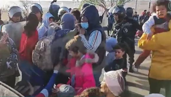 Policías peruanos y migrantes extranjeros sin documentos se enfrentaron en la frontera sur entre Perú y Chile | Foto: Captura de video / Radio Uno