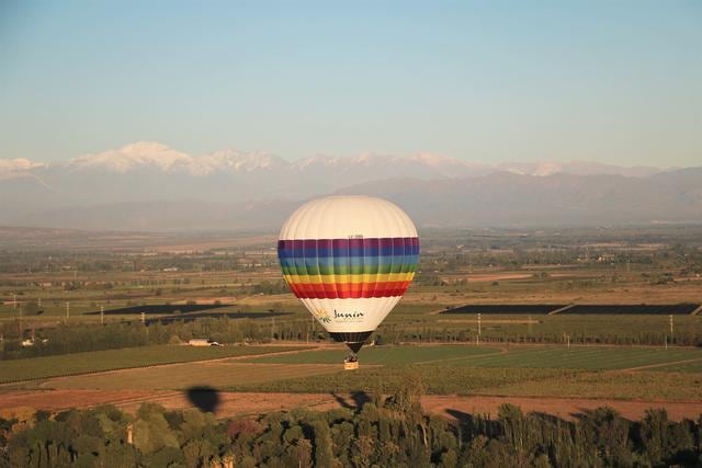 Mendoza Ballons sobrevuela por una hora los viñedos de esta ciudad argentina.Precio: US$50. (Foto: Difusión)