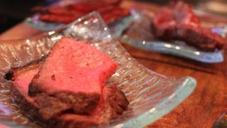 Consumo de carne roja aceleraría la menstruación en las niñas