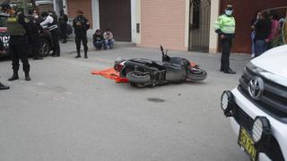 SJL: sicarios asesinan a balazos a padre e hijo que viajaban en una moto