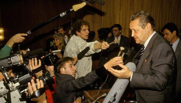 Lo que habría sido una rueda de prensa aburrida se convirtió en un momento histórico cuando Ehrman le preguntó a Günter Schabowski sobre el levantamiento de las restricciones a los viajes. (GETTY IMAGES).