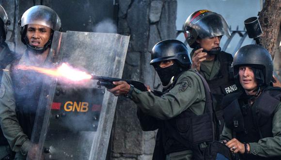 La Guardia Nacional Bolivariana disuelve una concentración opositora en Caracas. (AFP).
