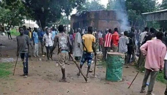 Los sudaneses se reúnen en medio de nuevos enfrentamientos étnicos en al-Roseires, en el estado del Nilo Azul, en el sur de Sudán, el 2 de agosto de 2022 a pesar de un acuerdo de alto el fuego entre grupos rivales luego de la violencia mortal hace semanas. (Foto por AFP)