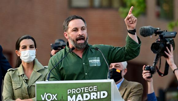 El líder del partido de extrema derecha Vox, Santiago Abascal, pronuncia un discurso durante la presentación de su candidata Rocío Monasterio (izq.) a las elecciones regionales de Madrid, el 7 de abril de 2021. (JAVIER SORIANO / AFP).