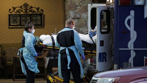 Los médicos llevan a un paciente a una ambulancia en el Life Care Center de Kirkland, el centro de atención vinculado a varios casos confirmados de coronavirus en Estados Unidos. (REUTERS / David Ryder).