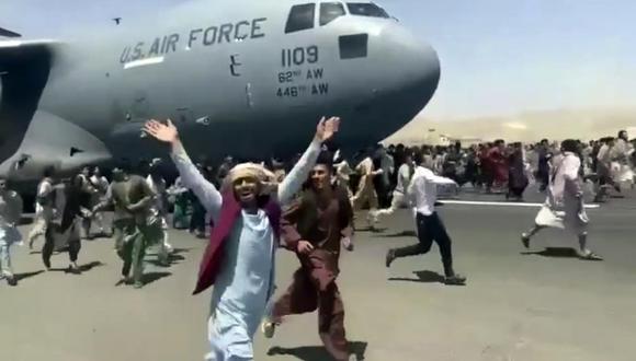 Cientos de personas corren junto a un avión de transporte C-17 de la Fuerza Aérea de EE. UU. mientras avanza por una pista del aeropuerto internacional de Kabul, Afganistán, el lunes 16 de agosto del 2021. (CGU verificado a través de AP).