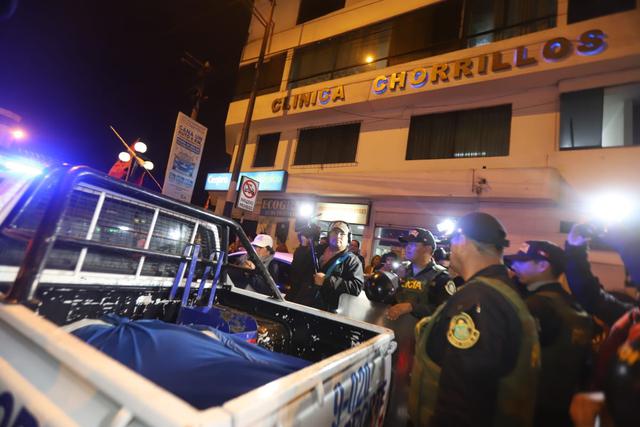 Policía retira cuerpo de reclusa fallecida esta tarde en penal Santa Mónica. (Foto: Eduardo Cavero)