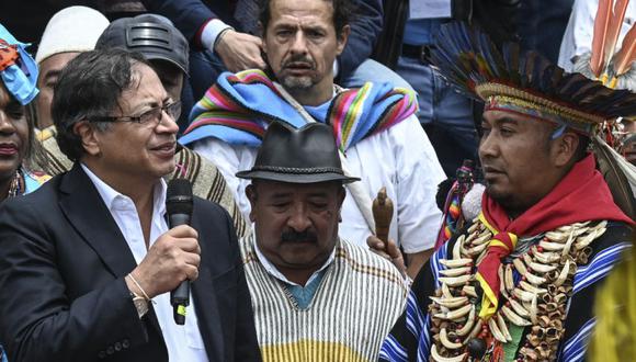 El presidente electo de Colombia, Gustavo Petro (izquierda), pronuncia un discurso durante una ceremonia celebrada por organizaciones étnicas y ancestrales en Bogotá.