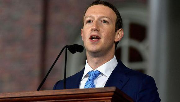 Las noticias falsas y titulares tendenciosos fueron removidos poco antes de iniciar la participación de Mark Zuckerberg como orador principal en la ceremonia de graduación de Harvard. (Foto: AFP)