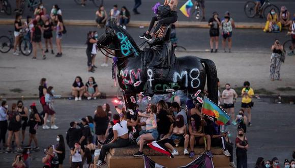 Chile: Miles de mujeres protestaron el lunes en la Plaza Italia (Plaza de la Dignidad) con motivo del Día Internacional de la Mujer. (EFE/ Alberto Valdés).