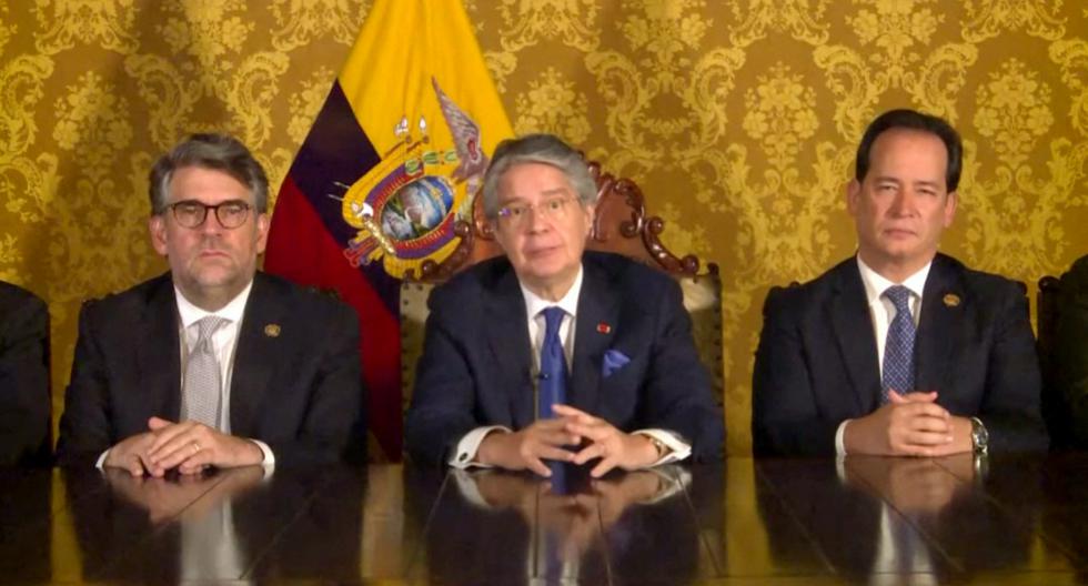 El presidente de Ecuador, Guillermo Lasso, habla en la televisión estatal para anunciar la disolución de la Asamblea Nacional. (AFP).