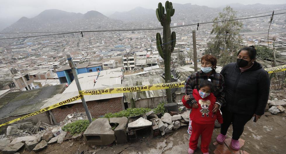 En julio se registró un fuerte sismo en Mala que ocasionó daños en el sur de Lima. En la imagen, una familia afectada.(Foto: Jorge Cerdan/GEC)