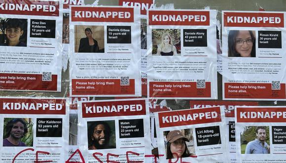 Fotografía de carteles con fotos de secuestrados por el grupo Hamás colgados en las calles de Manhattan, en Nueva York (Estados unidos). EFE/Javier Otazu
