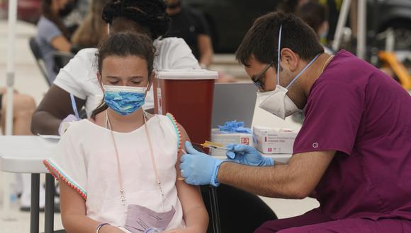 Francesca Anacleto, de 12 años, recibe su primera vacuna Pfizer COVID-19 de la enfermera Jorge Tase en Miami Beach, Florida. (Foto: AP/ Marta Lavandier).