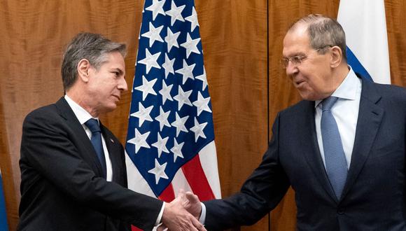 El secretario de Estado de Estados Unidos, Antony Blinken (izquierda), y el ministro de Relaciones Exteriores de Rusia, Sergey Lavrov, se dan la mano antes de su reunión el 21 de enero de 2022 en Ginebra, Suiza. (ALEX BRANDON / AFP).