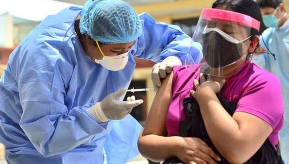 Una mujer recibe la vacuna contra el COVID-19 en Lima. (Foto: El Comercio)