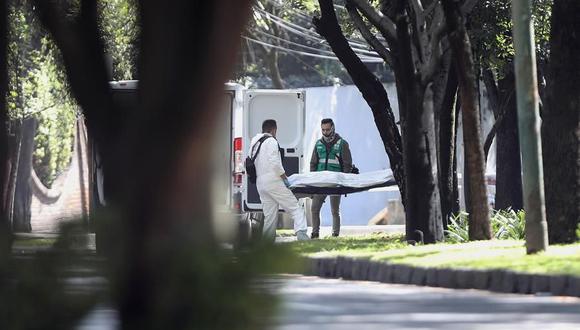 Peritos forenses laboran en el levantamiento de cuerpos en la zona del atentado del cártel Jalisco Nueva Generación contra el secretario de seguridad ciudadana, Omar García Harfuch. (EFE/Sáshenka Gutiérrez).