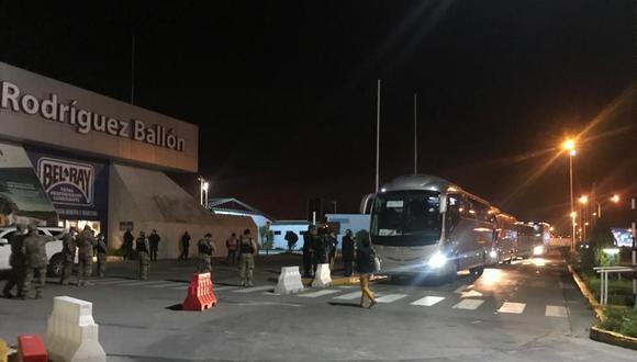 Los mexicanos llegaron en ocho buses a las 11:20 p.m. del viernes y permanecieron en el aeropuerto de Arequipa toda la madrugada de este sábado. (Foto: Zenaida Condori)