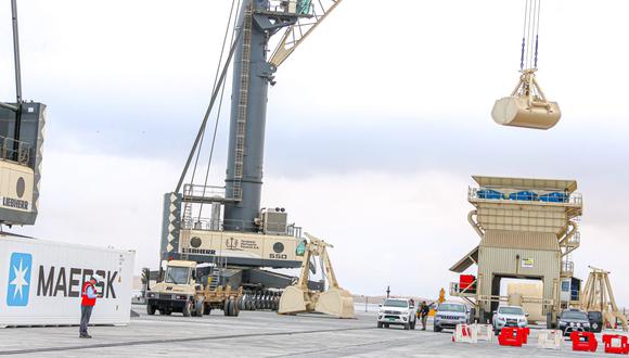 El concesionario adquirió dos grúas móviles con una capacidad de carga de 140 toneladas para el modernizado puerto de Ica. (Foto: MTC)