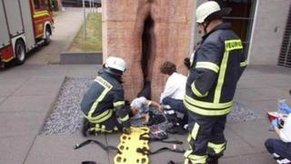 Estudiante queda atrapado en una escultura con forma de vagina