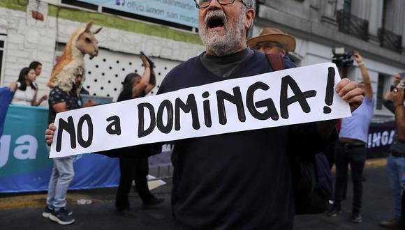 Gente celebra tras conocer que el gobierno rechazó el proyecto minero Dominga por su impacto en el medio ambiente, en Santiago el 18 de enero de 2023. (Foto de JAVIER TORRES / AFP)