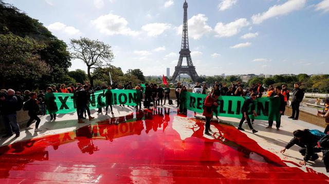 Extinction Rebellion | París: Ambientalistas esparcen sangre falsa en protesta contra la extinción de especies | Francia | FOTOS. (AFP)