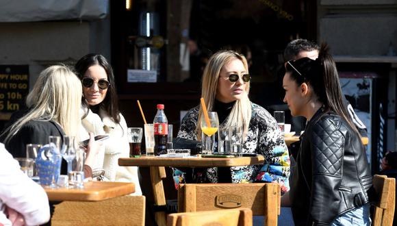 Mujeres croatas se sientan en la terraza de un bar en Zagreb, el 1 de marzo de 2021, tras el relajamiento de las medidas para frenar la propagación del coronavirus en Croacia. (DENIS LOVROVIC / AFP).
