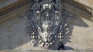 Italia: hombre trepa Basílica de San Pedro en protesta [VIDEO]