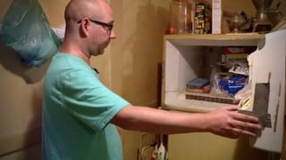 Hombre limpia la refrigeradora de su madre fallecida y descubre sin querer uno de sus más oscuros secretos