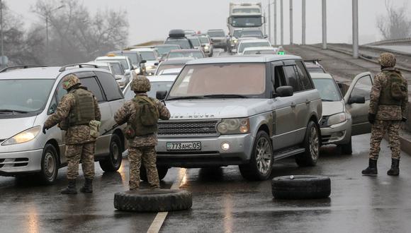 Las fuerzas del orden de Kazajistán hacen controles a los vehículos. REUTERS