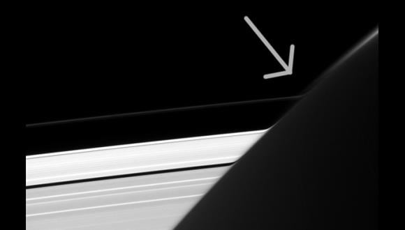 La extraña curva en anillos de Saturno que descubrió la NASA