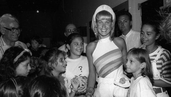 Xuxa en febrero de 1988 compartiendo con los jóvenes seguidores de su programa, "Super Xuxa contra o Baixo Astral". (Foto: Archivo O Globo/ GDA)