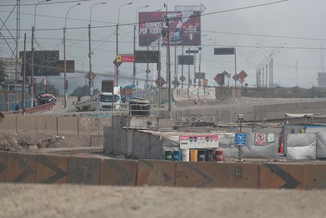 La Municipalidad de Lima inició en el 2016 el proceso de expropiación para liberar el terreno por donde pasará la nueva Autopista Central, con lo que la Ramiro Prialé se ampliaría en 9,6 kilómetros. (Foto: Lino Chipana / El Comercio)