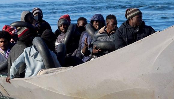 Migrantes naufragan frente al litoral de Túnez, rumbo a Europa. (Foto de Johed Abidellaoui / REUTERS)