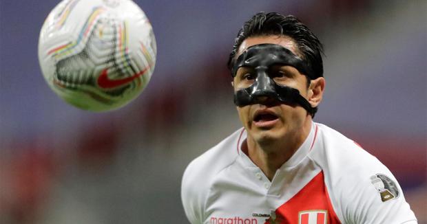 Gianluca Lapadula showed how his nose looked after the Peru vs. match.  Colombia.  (Photo: EFE)