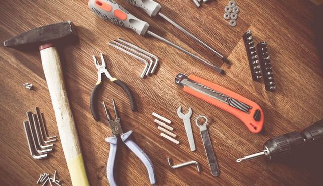 El hombre de la tercera edad no entendía por qué sus herramientas amanecían en un lugar distinto al que él las dejaba. (Pixabay / picjumbo_com)