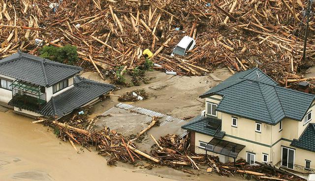 TOPSHOT - The picture shows an aerial view of a flooded area in Asakura City, Fukuoka prefecture on July 6, 2017.  At least two people have been killed and 18 others are missing in huge floods that are surging through southern Japan, with authorities warning hundreds of thousands of people to flee. - Japan OUT
 / AFP / JIJI PRESS / STR