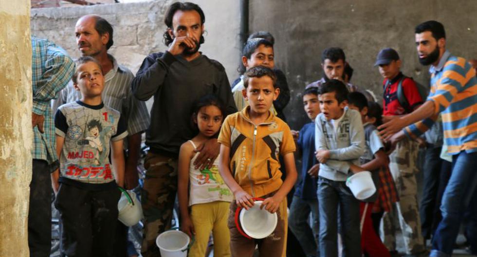 Refugiados sirios espera el reparto de alimentos. (Foto: AFP)