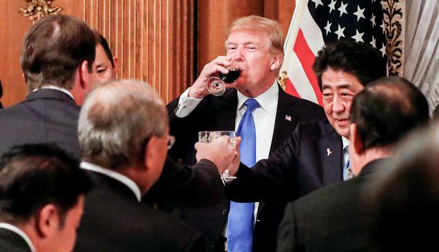 Japan's Prime Minister Shinzo Abe and U.S. President Donald Trump share toasts during an official dinner at Akasaka Palace in Tokyo, Japan November 6, 2017. REUTERS/Jonathan Ernst