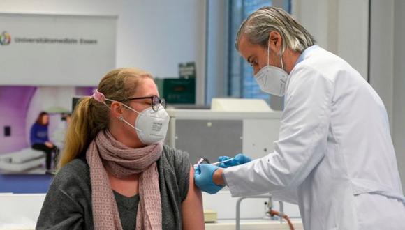 Muchos europeos han manifestado dudas respecto a las vacunas. (GETTY IMAGES)